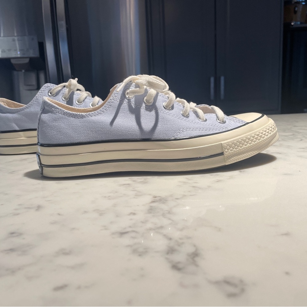Women’s Size 8 Converse - Picture 3 of 7